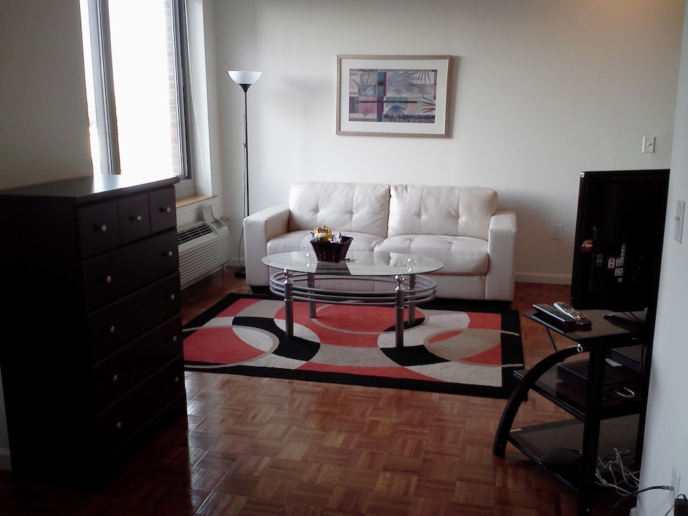 Hudson Suites at Newport