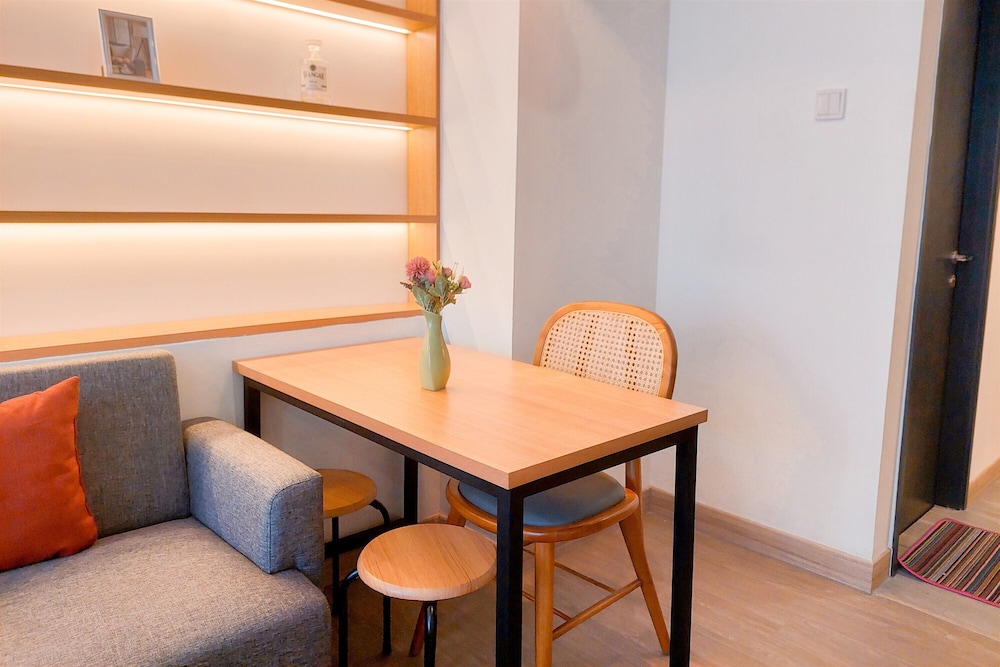Modern And Cozy Studio At Collins Boulevard Apartment