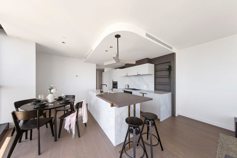 Lovely 3BR Apt With Panoramic Views, Free Parking