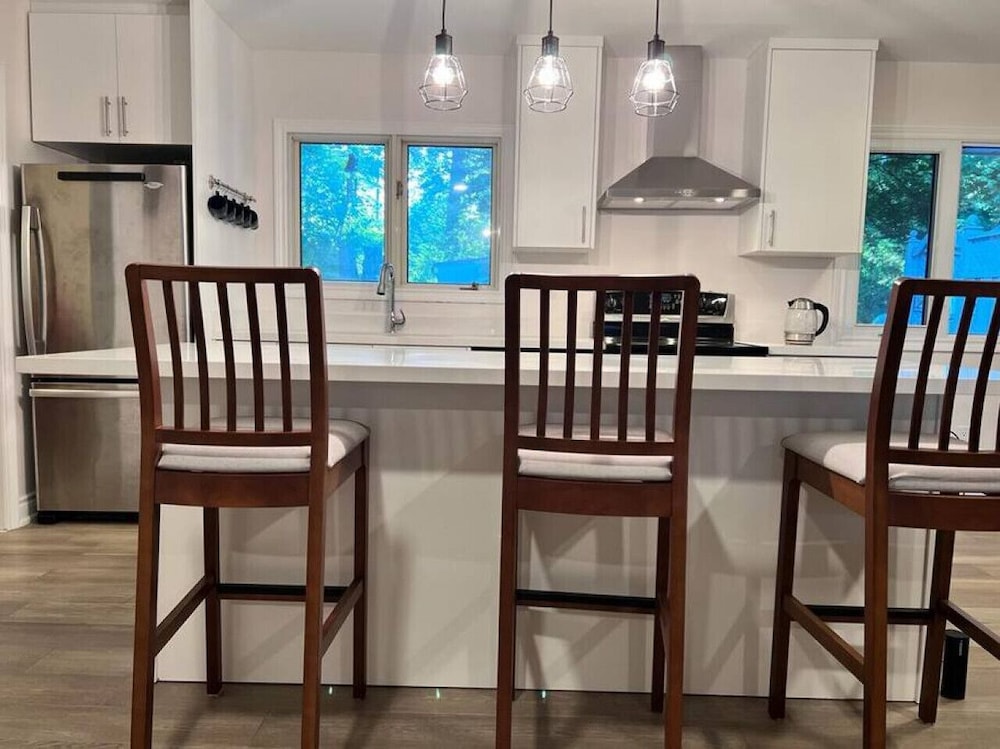 Marmora Hideaway - Peaceful Cottage w Wi-fi Clearwater