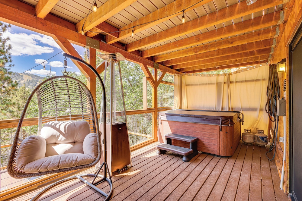 1 Mi to Skiing: Mtn-view Cabin in Big Bear Lake