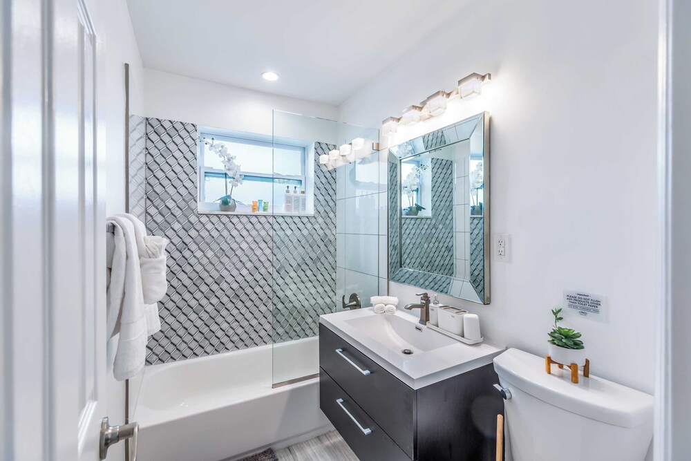 Pool, Hot Tub & Putting Green Near Deerfield Beach Oasis on Fourth by Avantstay