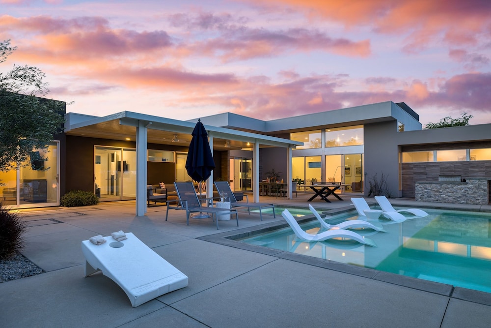 Polo Villa 1 by Avantstay Features Expansive Putting Green Pool Spa Outdoor Firepit 260-322 5 Bedrooms