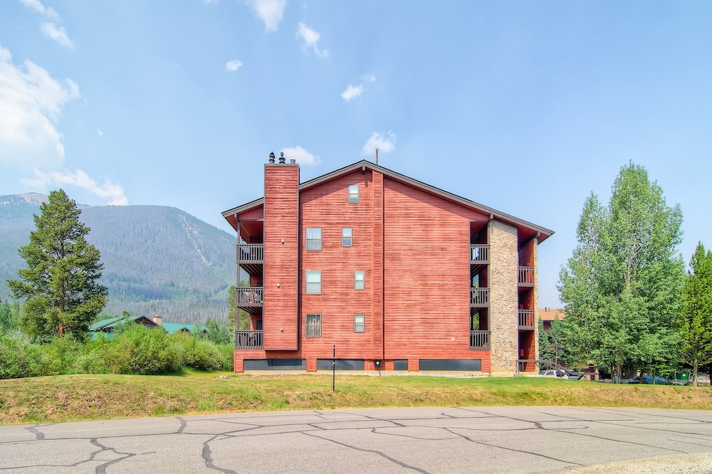 Mountainside Condominiums by CRMR