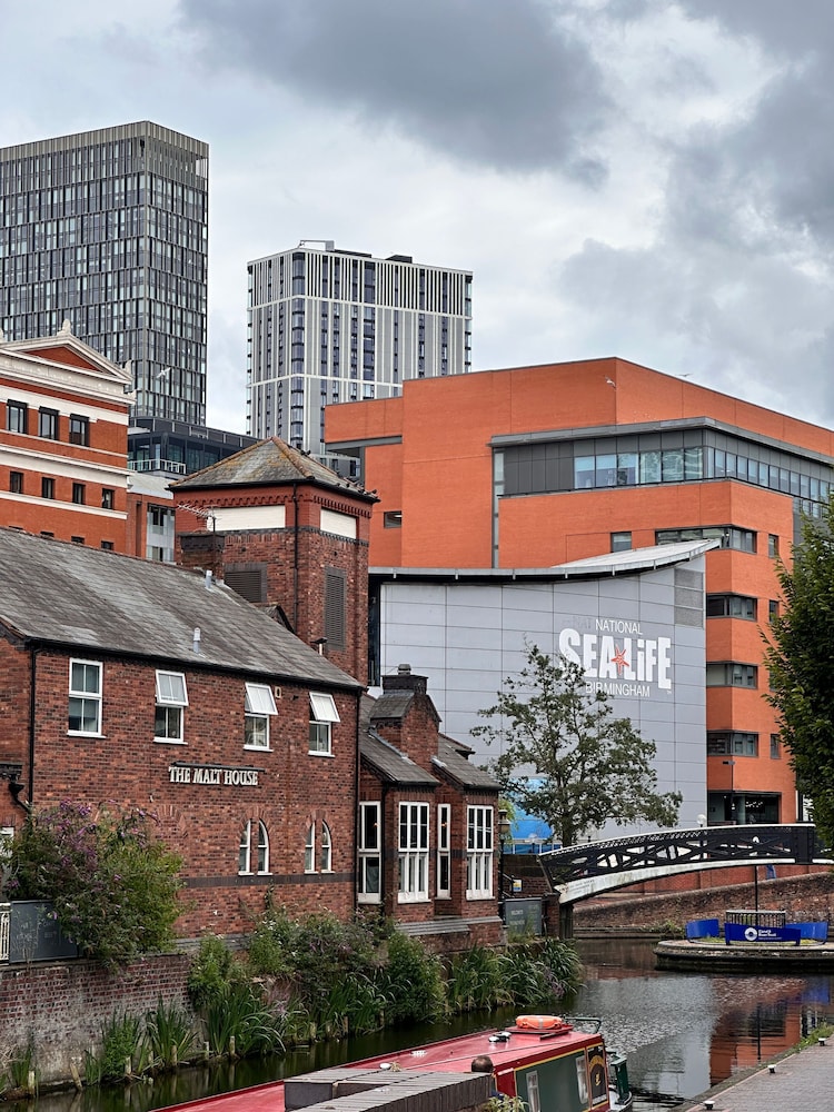 Charming Birmingham Apartment With Mini Balcony and Wifi With a Free Parking