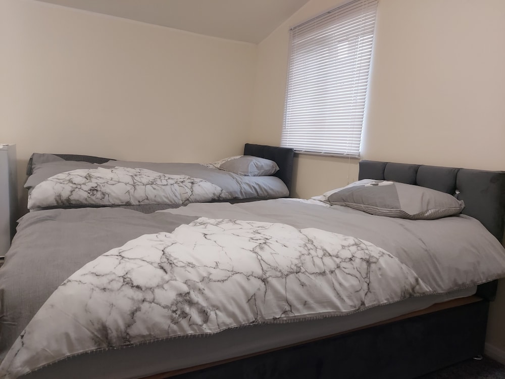2-beds Studio Located in Parkgate Rotherham view 5