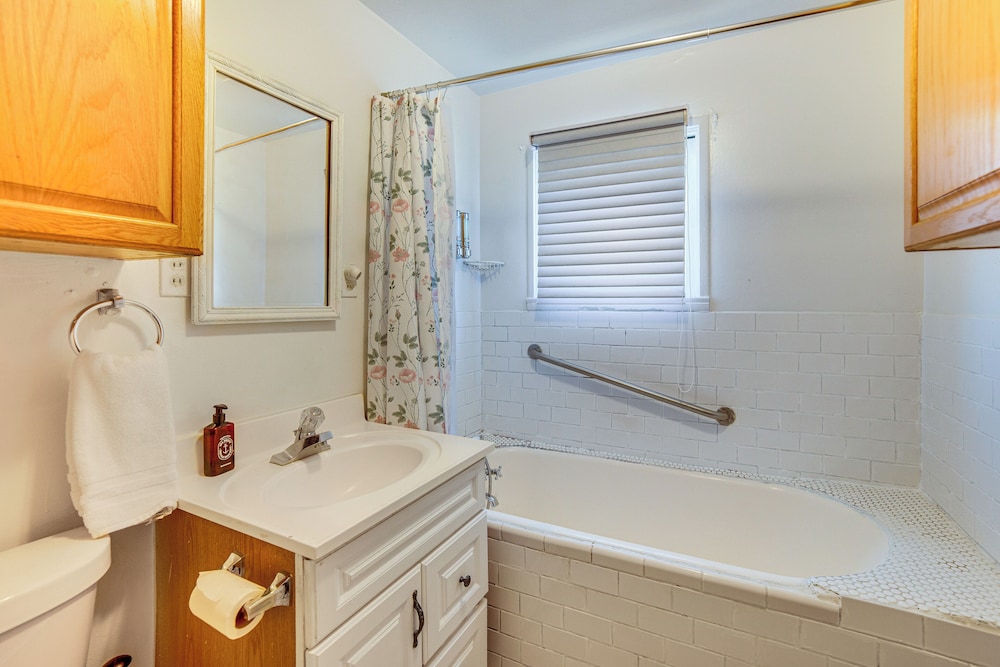 3 Mi to Airport: Pet-friendly Home in Ontario Home