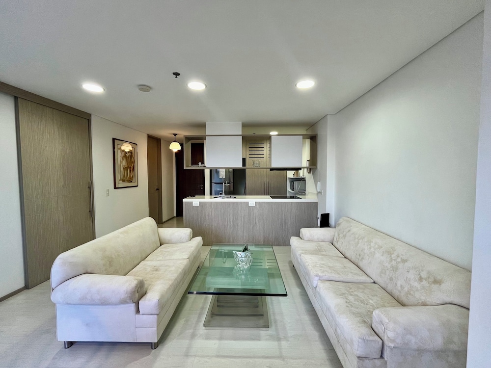 Room in B&B - Suite in Portanova Hotel- Near Airport