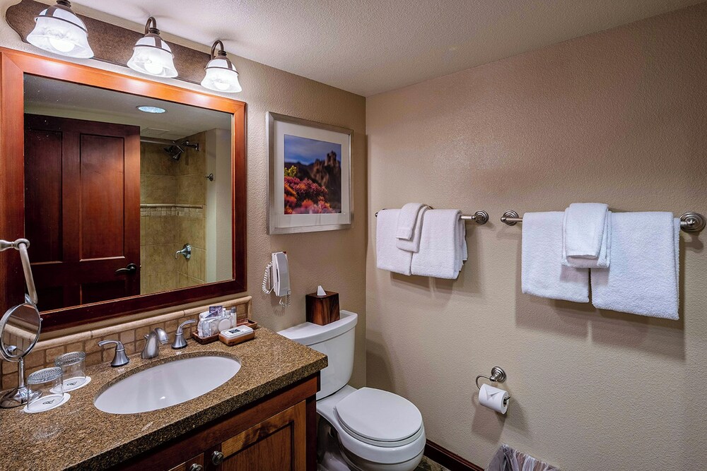 2BR Condo w/ Pool Access, Hot Tub, & ski In/out
