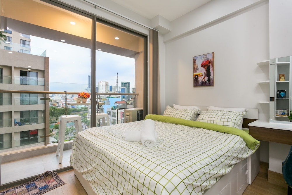 Jennifer House - Millenium Apartment