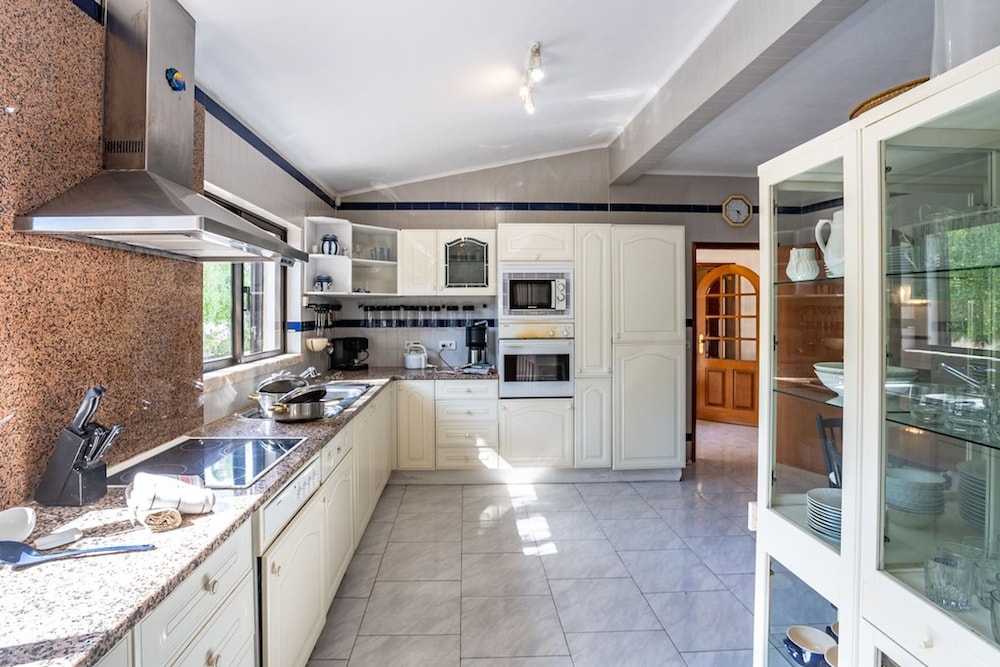 Joana Stunning Villa IS A 10 MIN Walk TO THE BEA