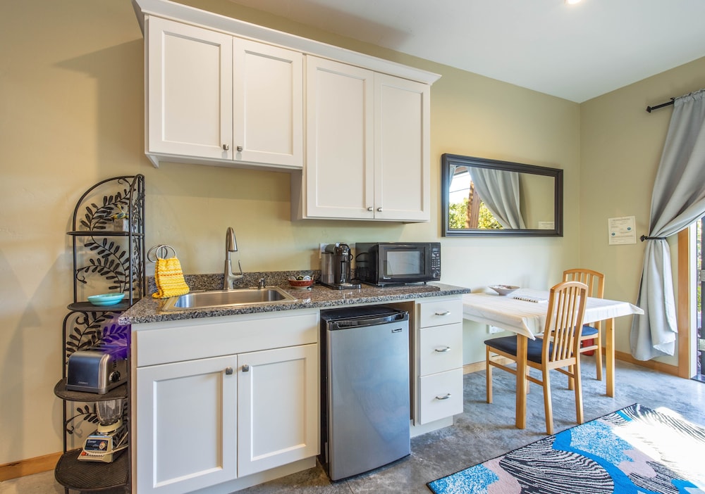 White Cap 1 Bedroom Home by RedAwning view 3