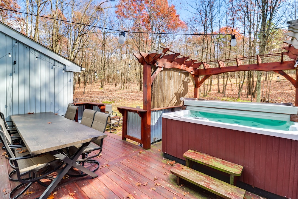 Pocono Mountains Retreat w/ Pool Table & Hot Tub!