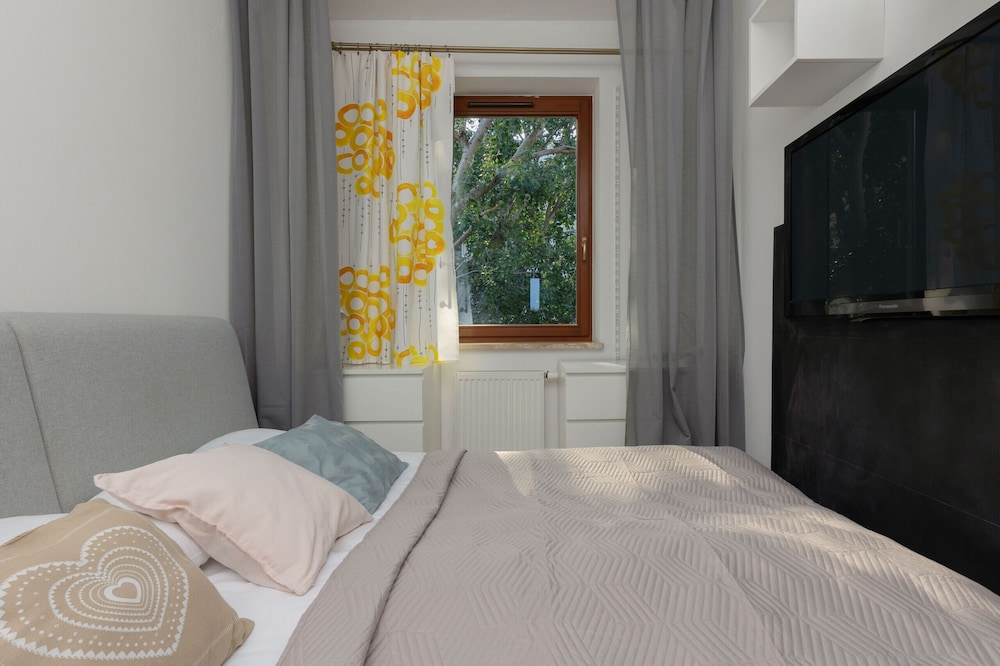 Spacious Apartment + Parking by Renters view 2