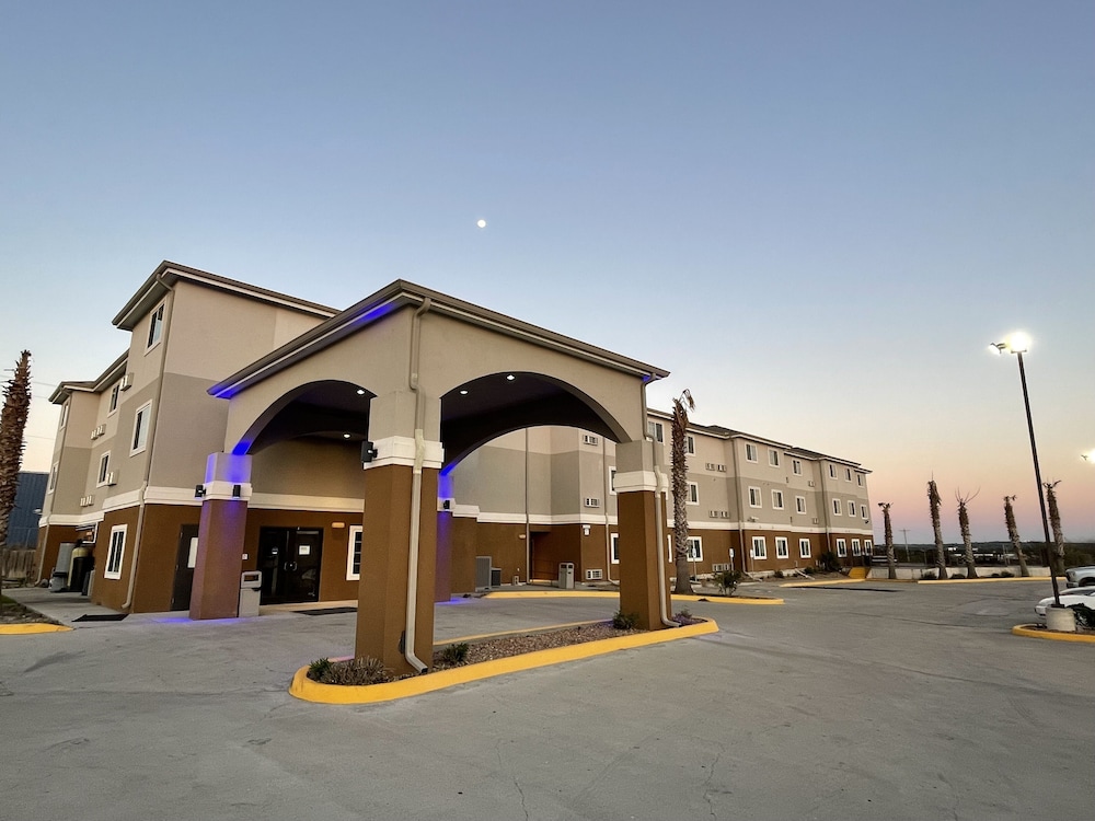 San Antonio Vacations - Super 8 by Wyndham Kenedy - Property Image 35