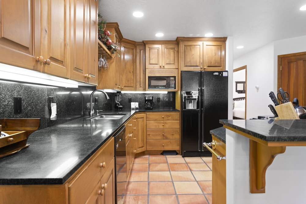 Deer Lake Village at Deer Valley Resort - Four Bedroom Condo with Hot Tub #2478 4 Condo