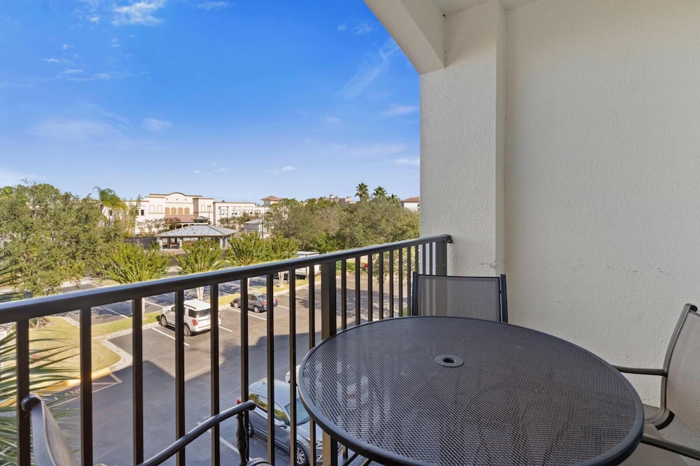 Vista Cay Swanky