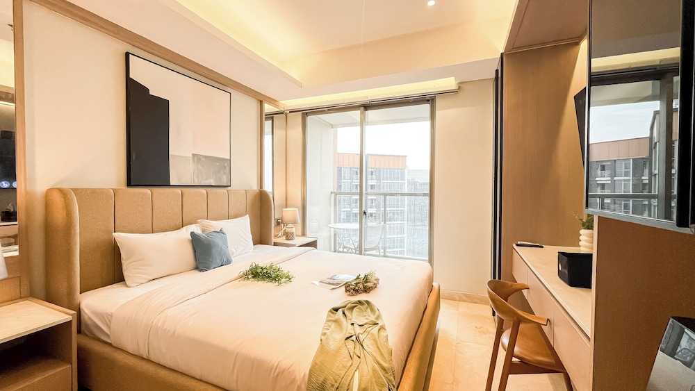 Modern Minimalist Studio Room At Gold Coast Apartment