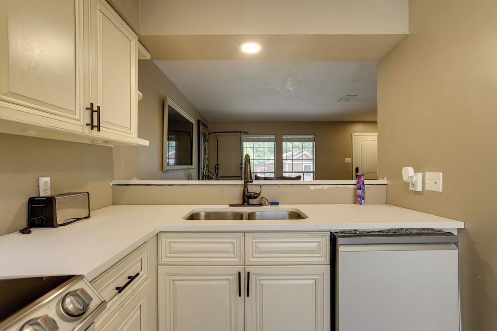 Near Airport & Interstate: Houston Area Townhome