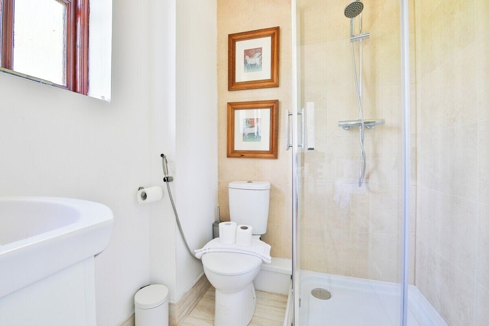 Homely 5 Bed House - 15 Mins to Cardiff City