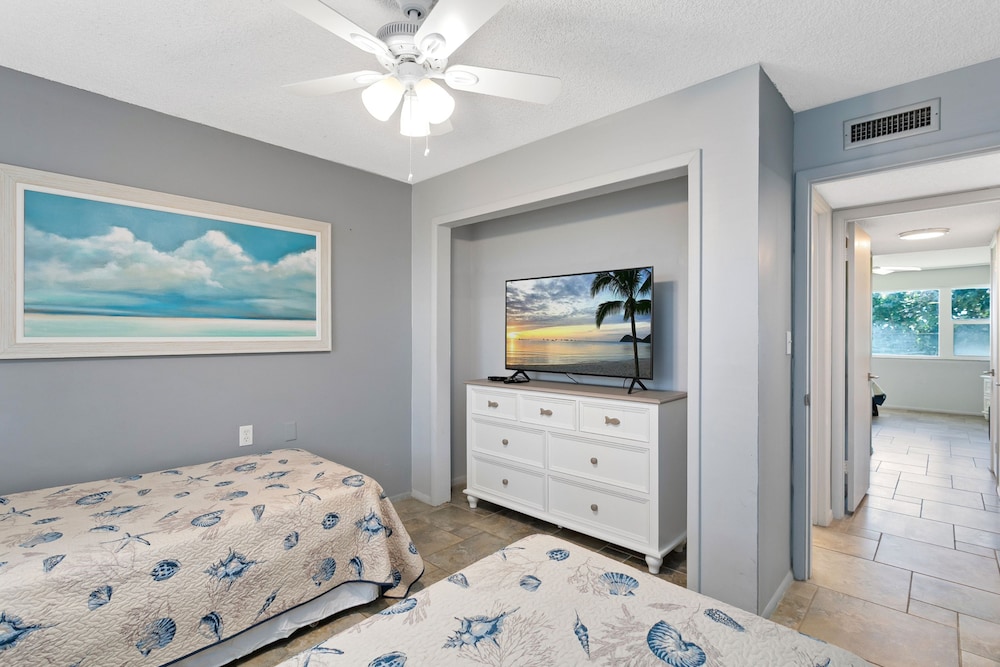 Paradise Beach Club by Happy Palm Stays