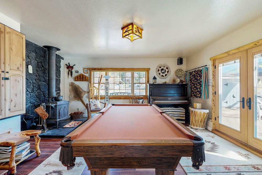 Unique 3br: Mountain Views, Hot Tub & Wood Stove
