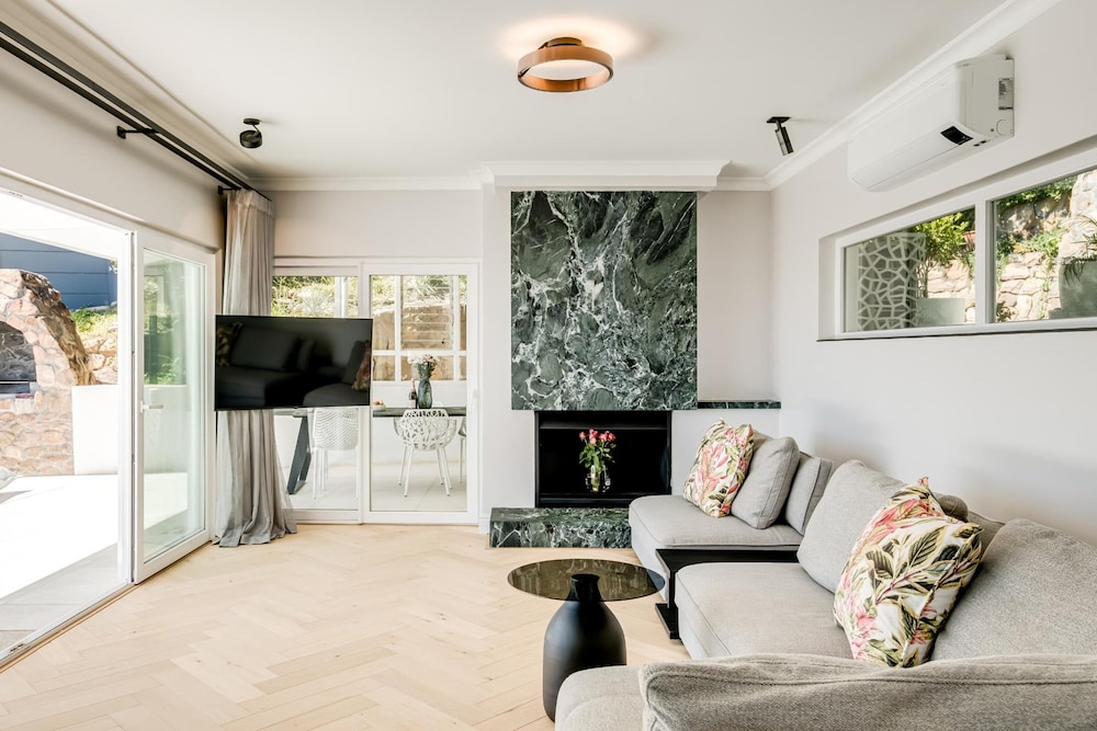 Camps Bay Villa w Pool Gym Studio Aqua Terra