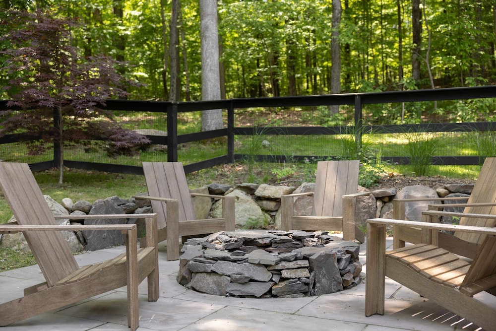 Luxury Private Estate w Pool Near Rhinebeck