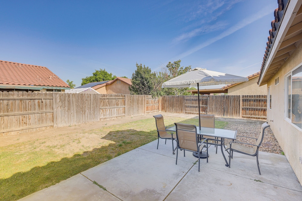 Bakersfield Home w/ Pool Table, Cornhole + More!