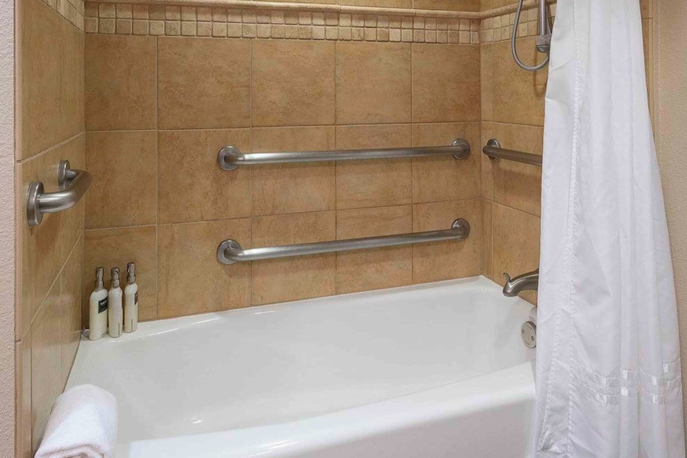 1BR Condo w/ Access to Resort Pools, Spa & Gym