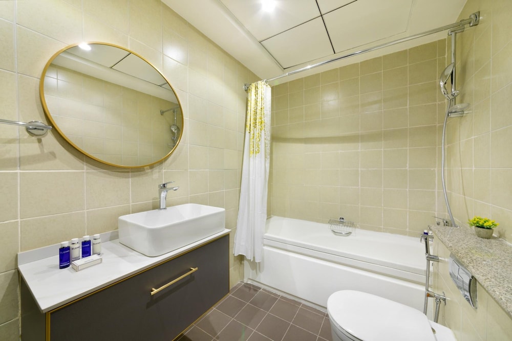 High-floor Trendy Apt w Marina Palm Ocean Vws