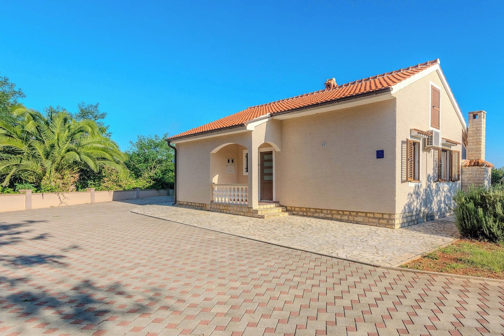Holiday home Suric