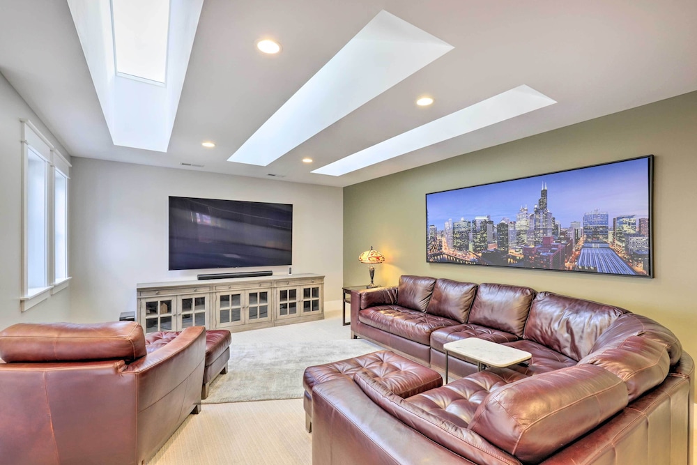Luxe Sandy Home w/ Hot Tub: 9 Mi to Skiing!