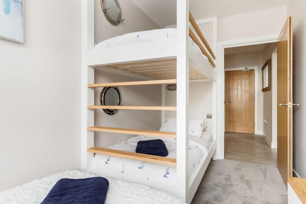 Modern 2bed Flat, Parking, Close to Beach & Shops view 4