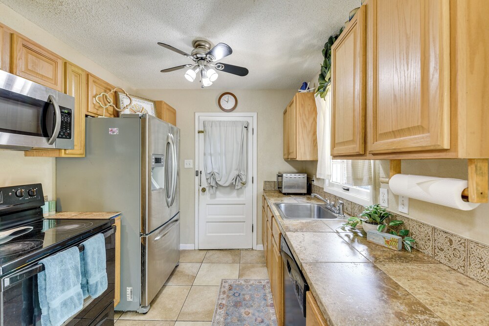 2 Mi to Beach, Near Airport: Heart of Fort Walton