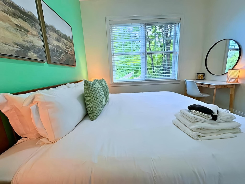 Well-Equipped 2BR - Greenbay 301