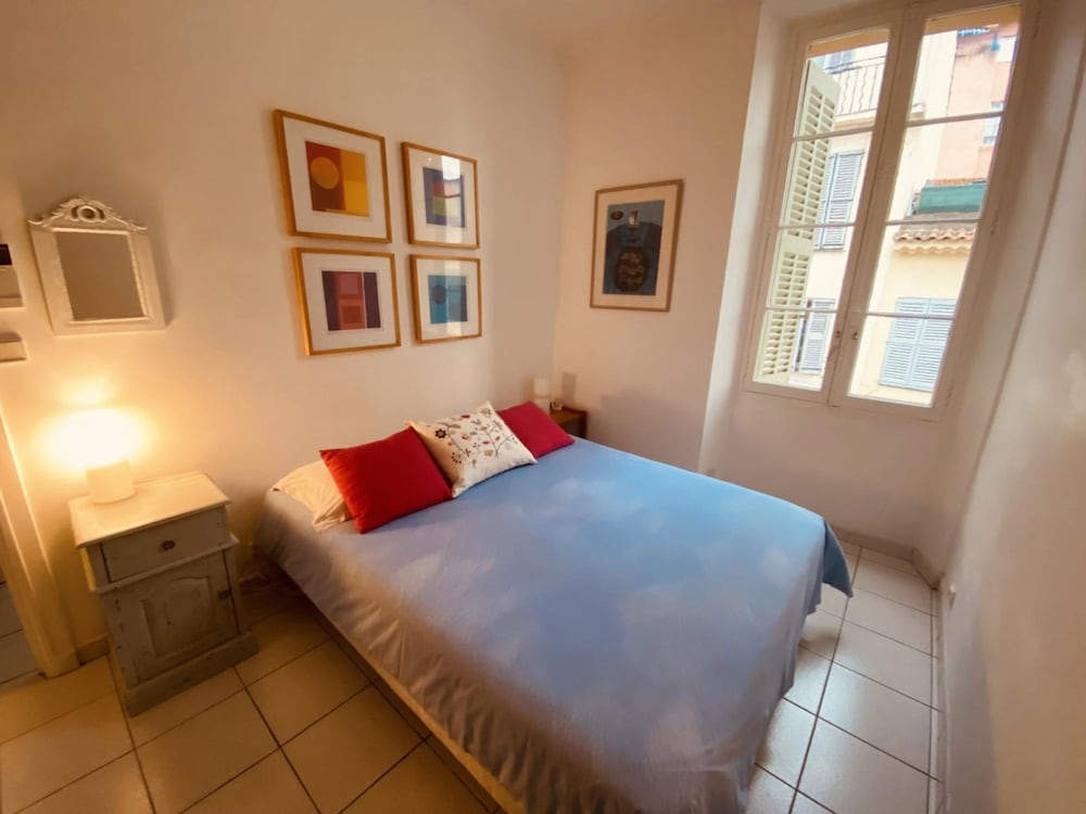2 Bedroom Apartment in the Heart of Cannes air Conditioning Easy Walk to the Palais des Festivals - 2015