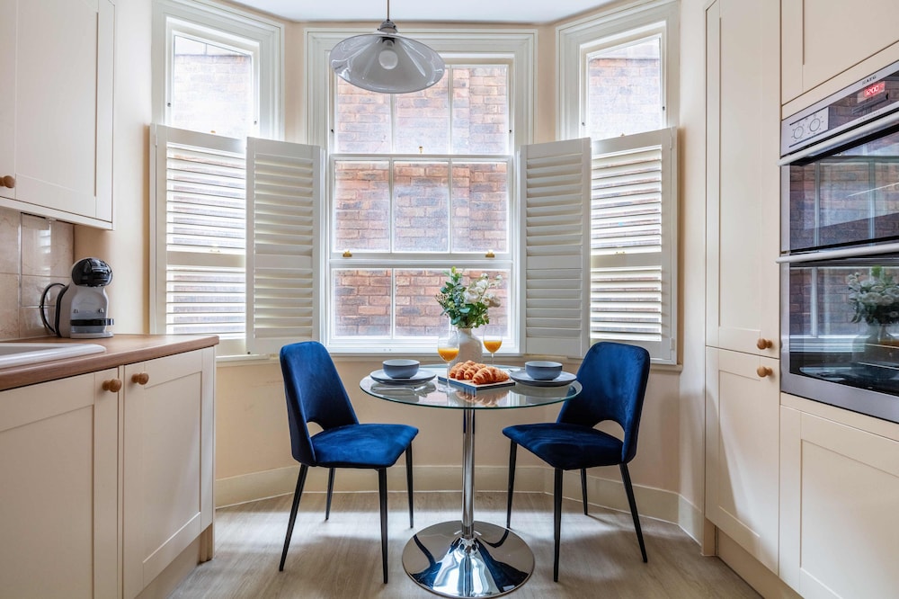 Stylish 3BR 2BA in Mayfair by Hyde Park