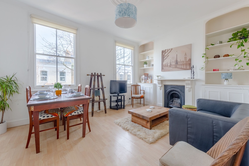 Spacious 3 Bedroom Flat in Brixton