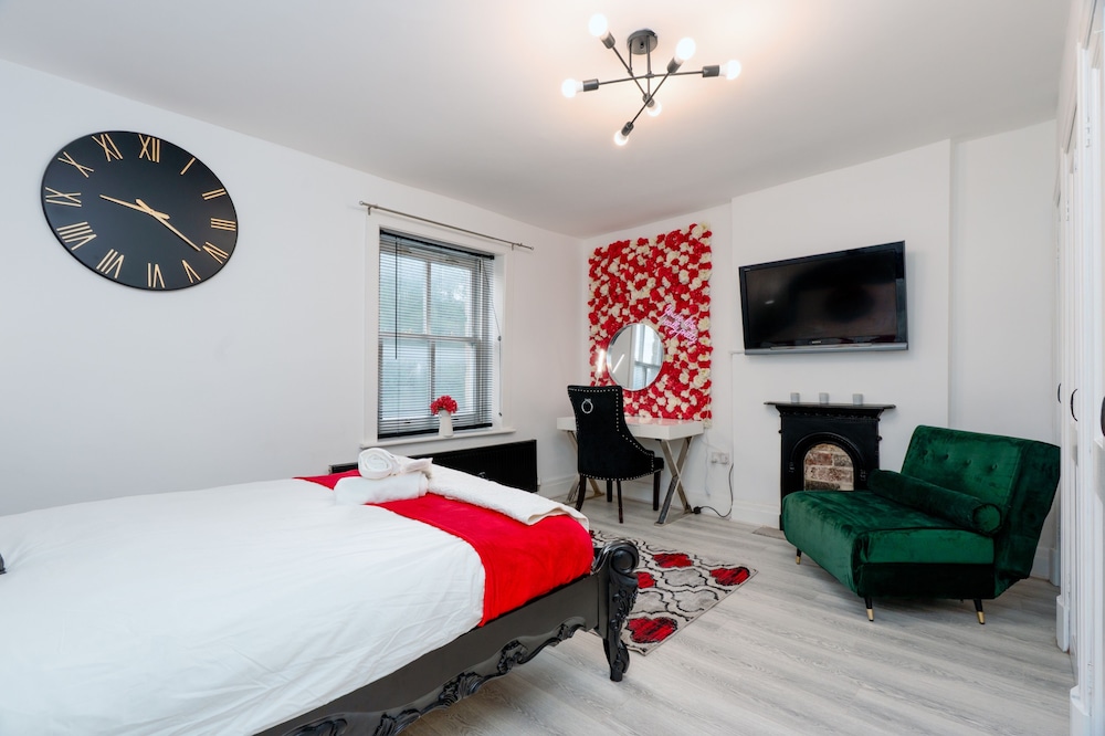 Cosy Cottage - Sleeps 6, Parking & Pet Friendly!