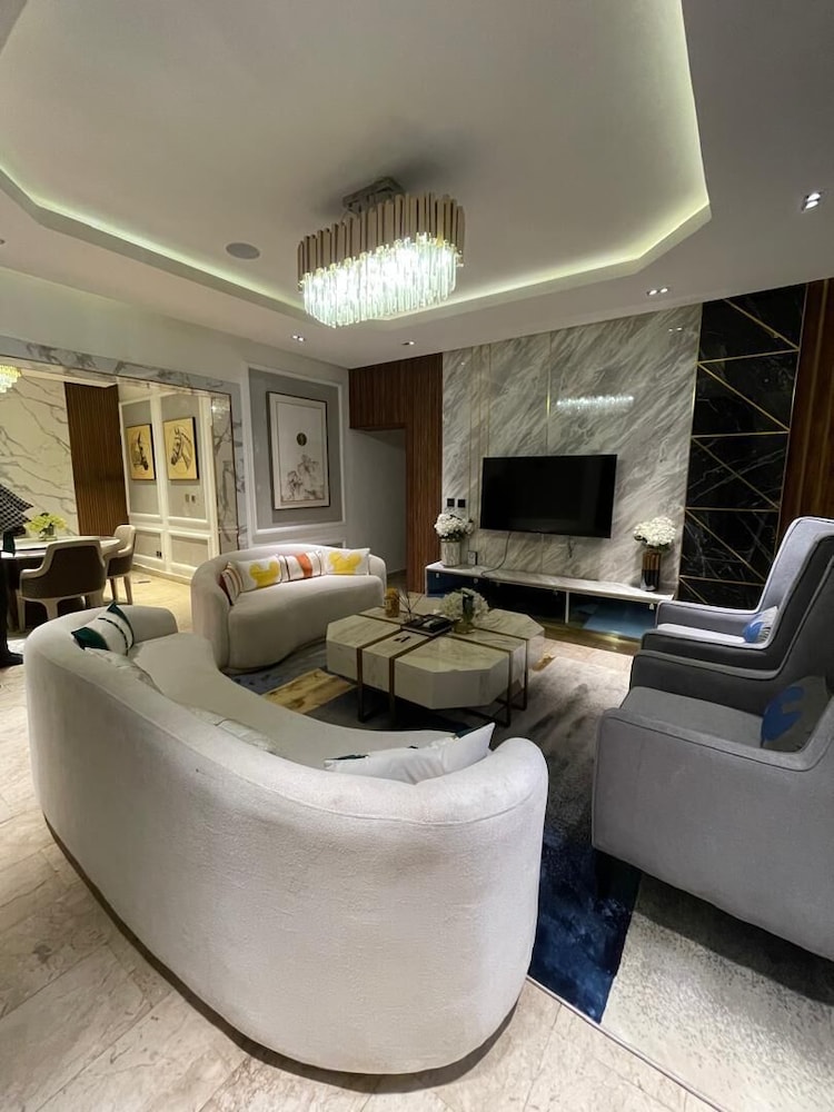 Sujimoto Residences Precious