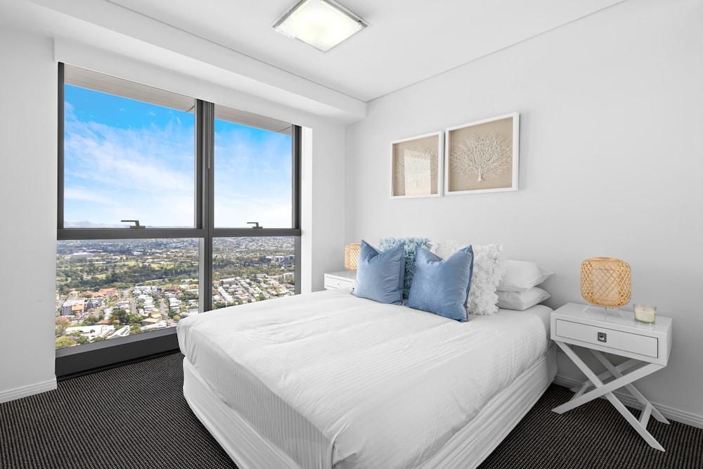 Stunning River View 2-bed With Pool