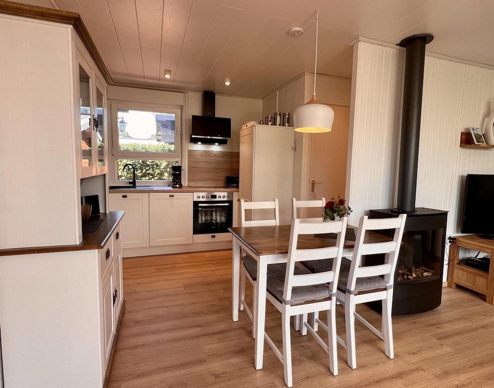 Spacious Bungalow With Garden in Park Eureka