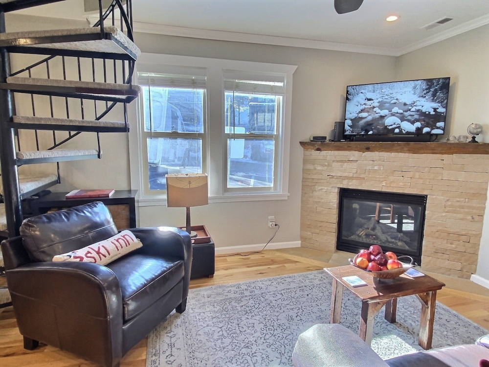 1150 Empire Skiers Little Secret! 2 Bedroom Townhouse