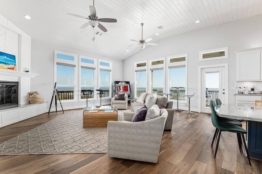 Deja Blue 5 Bedroom Home by RedAwning