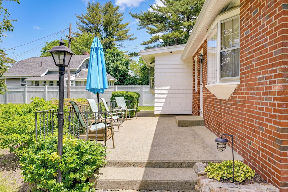 Gloucester Home w/ Large Yard: 1 Mi to Beach!