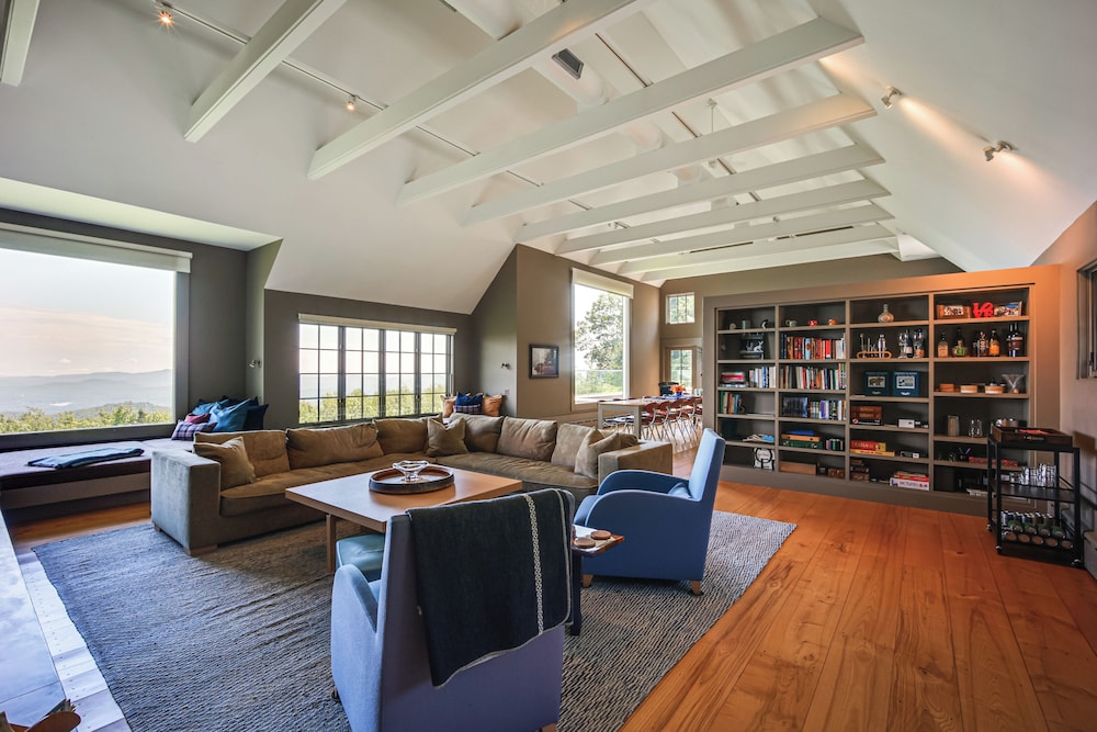 Group-friendly Newbury Stunner: Home Gym, Hot Tub!