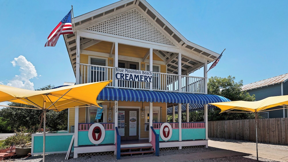 Coastal 3BR Condo With Pool & Shuttle : Snowbird Friendly!