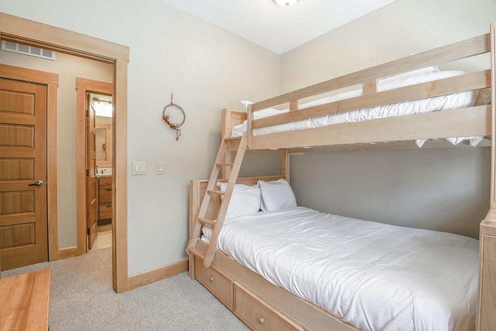 Cabin in the Pines 11 by SummitCove Vacation Lodging