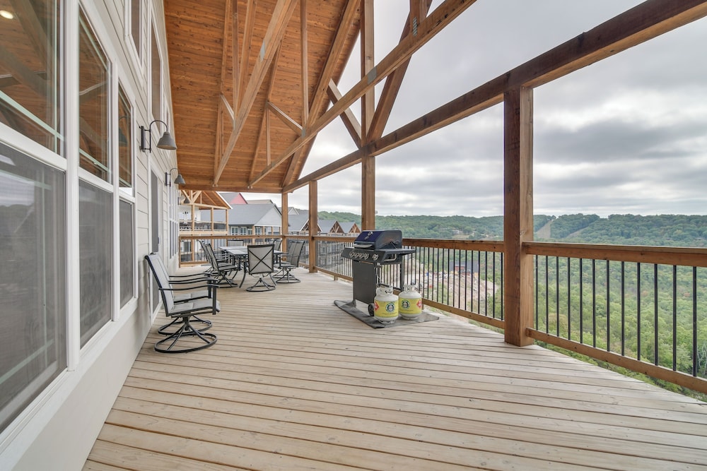 Table Rock Lake View & Games Galore: Family Lodge